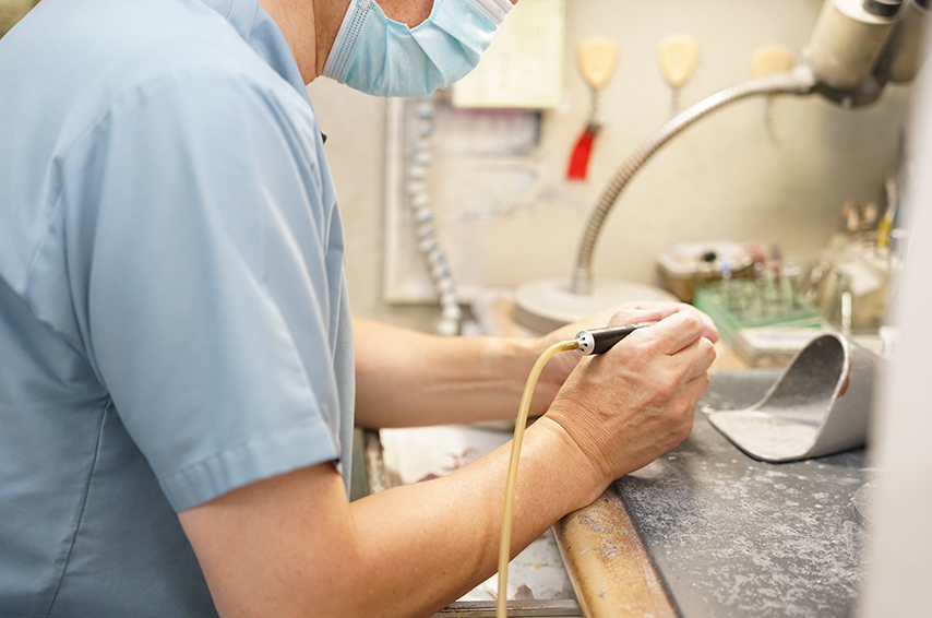 ⻭科技⼯物を作製しているイメージイラスト