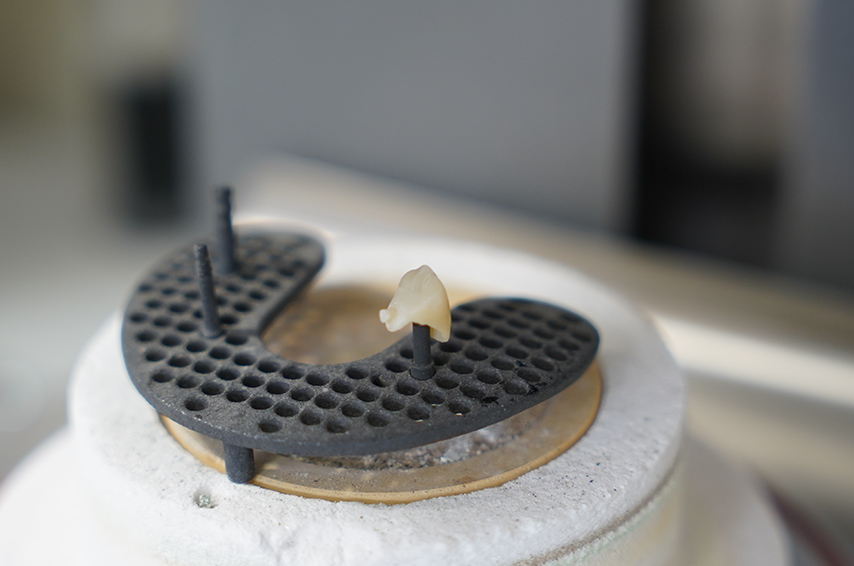 ⻭科技⼯物を作製しているイメージイラスト