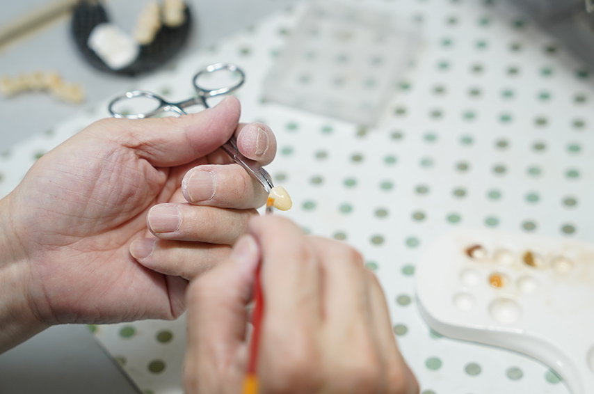 ⻭科技⼯物を作製しているイメージイラスト